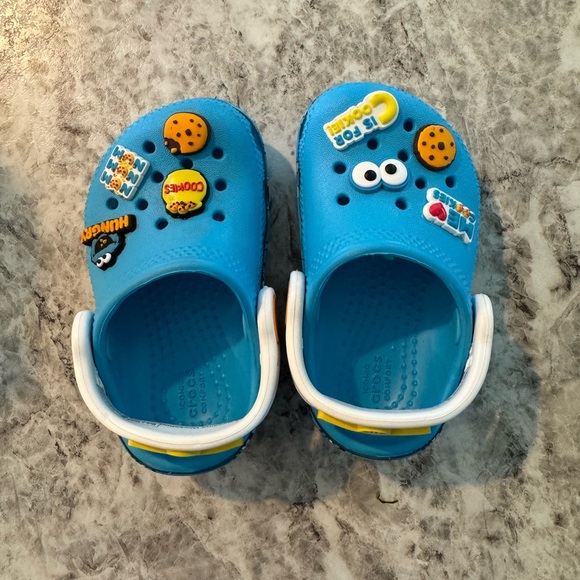 Size 4 toddler crocs - Picture 4 of 4